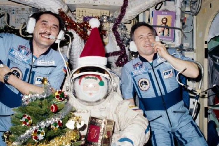 Pavel Vinogradov dan Komandan Anatoly Solovyev di Mir Space Station tahun 1997. Foto: Koleksi NASA
