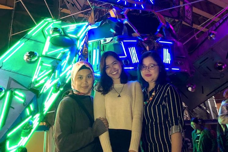 Andi Delilah berfoto bersama teman-temannya kala berjalan-jalan ke Vivid Sydney sehabis buka puasa pada Ramadhan tahun 2019.