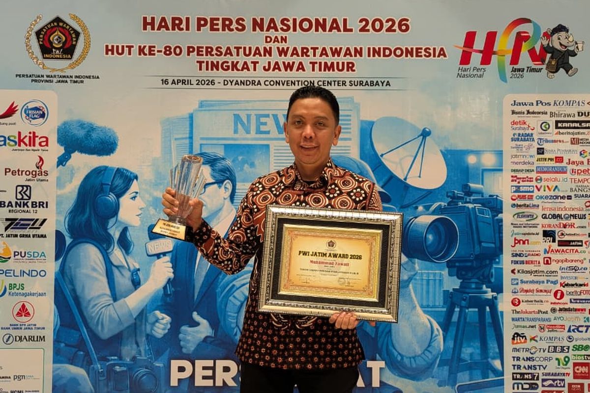 Kepala Dinas Komunikasi dan Informatika Kabupaten Jember Regar Jeane Dealen Nangka mewakili Bupati Jember Gus Fawait menerima penghargaan dari PWI Jatim dalam Puncak Acara Hari Pers Nasional 2026 dan HUT PWI Jatim ke-80 di Dyandra Convention Center, Surabaya, Kamis (16/4/2026).