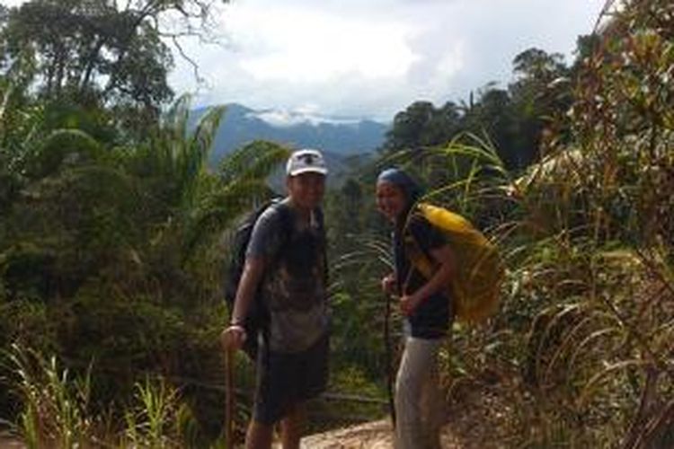 Dokter Citra dan dokter Andri di bumi Borneo. 