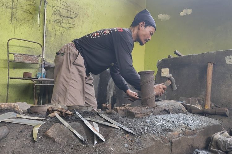 Sejumlah perajin membuat golok dan pisau di sebuah pabrik di kampung pande besi di kalurahan Bendungan, kapanewon Wates, kabupaten Kulon Progo, Daerah Istimewa Yogyakarta.