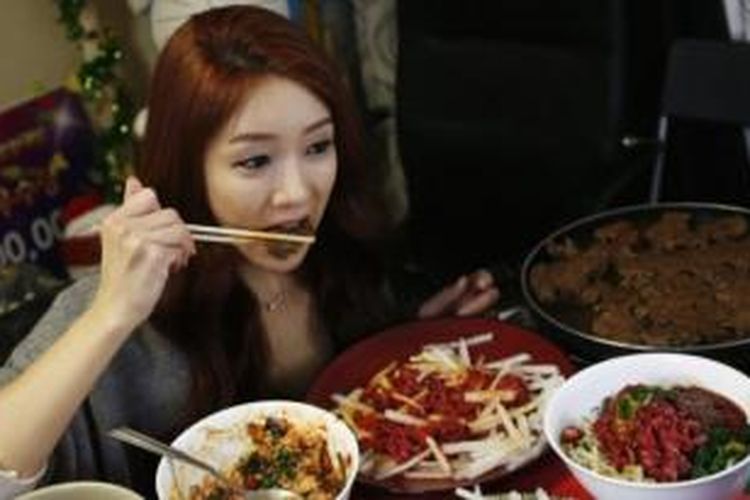 Setiap malam Park Seo-yeon menayangkan dirinya tengah memasak lalu menyantap makan malamnya lewat internet sambil berbincang santai dengan ribuan penggemarnya. Dengan cara ini, perempuan asal Korea Selatan itu meraup pendapatan tak kurang dari Rp 110 juta sebulan.
