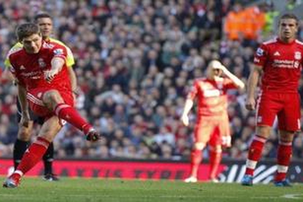 Skipper Liverpool, Steven Gerrard (kiri) melakukan tendangan bebas yang akhirnya berbuah gol ke gawang Manchester United saat kedua tim bermain imbang 1-1, Sabtu (15/10/2011).