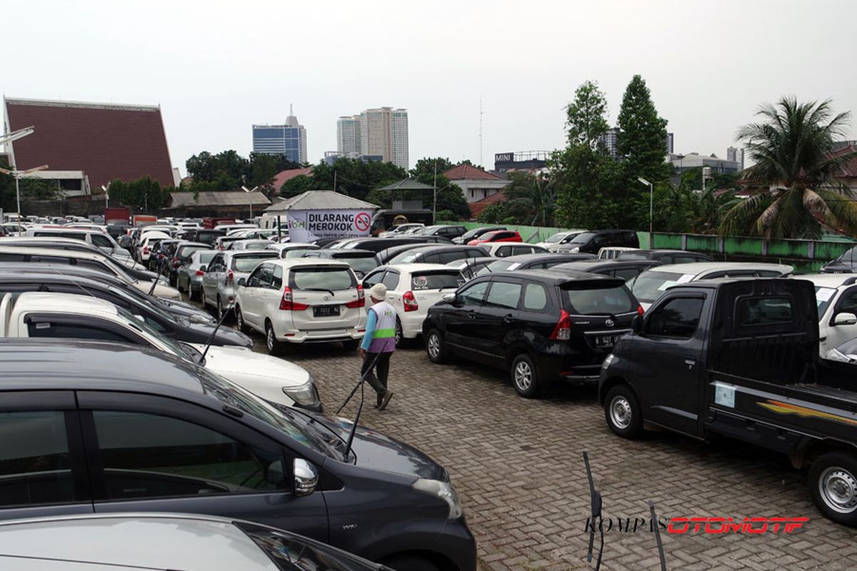 Mobil-mobil yang siap dilelang di Balai Lelang Ibid.