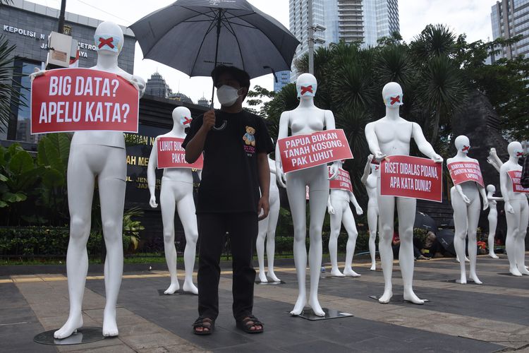 Seorang aktivis berdiri di antara maneken saat menggelar aksi mengecam kriminalisasi terhadap Direktur Lokataru Haris Azhar dan Koordinator KontraS Fatia Maulidiyanti di depan gedung Polda Metro Jaya, Jakarta, Senin (21/3/2022). Aksi yang dilakukan KontraS bersama Koalisi Masyarakat Sipil, Aliansi Mahasiswa Papua dan BEM UI tersebut sebagai bentuk dukungan untuk Haris Azhar dan Fatia Maulidiyanti yang telah ditetapkan sebagai tersangka atas kasus pencemaran nama baik yang dilaporkan oleh Menteri Koordinator Maritim dan Investasi Luhut Binsar Pandjaitan, terkait konten video yang menyinggung soal dugaan Luhut terlibat dalam bisnis tambang di Papua. ANTARA FOTO/Indrianto Eko Suwarso/wsj.