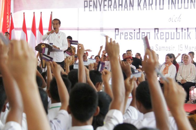 Presiden Jokowi menyerahkan KIP secara simbolis kepada para pelajar di lapangan SMKN 1 Balige, Kabupaten Tobasa, Jumat (15/3/2019)  