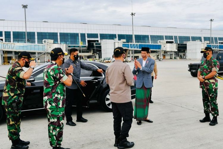 Presiden Joko Widodo saat tiba di Bandar Udara Internasional Sultan Aji Muhammad Sulaiman, Kota Balikpapan,  Senin (31/1/2022).