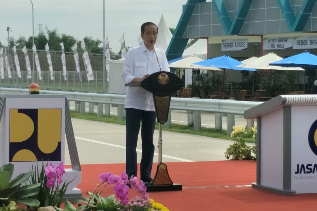 Presiden Joko Widodo meresmikan ruas Tol Sragen-Ngawi yang merupakan bagian dari Jalan Tol Solo-Ngawi, Rabu (28/11/2018).