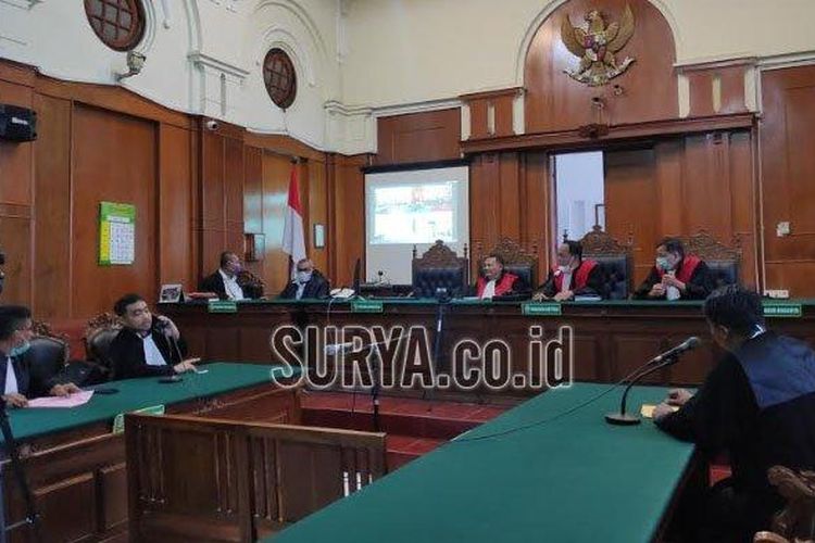 Pelaksanaan sidang online di Pengadilan Negeri (PN) Surabaya. 
