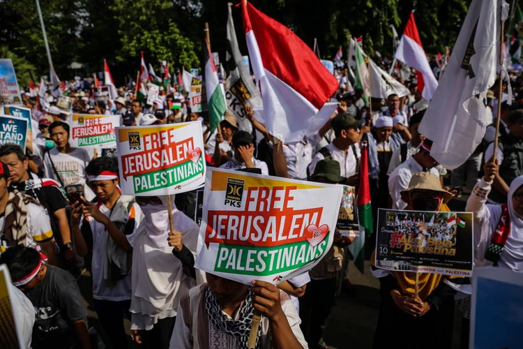 Massa melakukan aksi damai untuk Palestina di depan Kedubes Amerika Serikat, Jalan Medan Merdeka Selatan, Minggu (10/12/2017). Aksi bela Palestina ini dilakukan untuk merespons keputusan Presiden AS Donald Trump dalam menetapkan Jerusalem sebagai Ibu Kota Israel.