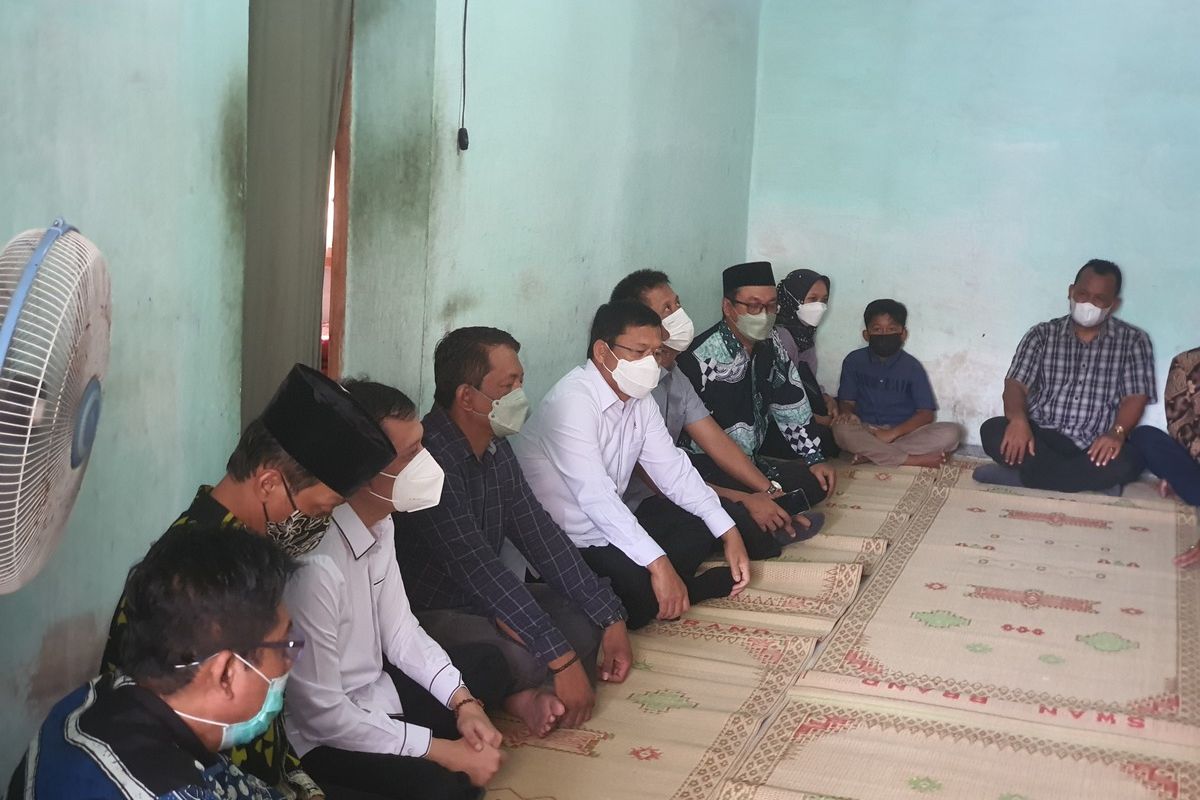 Anggota Watimpres Muhammad Mardiono (baju putih menghadap Kamera) mengunjungi Rumah Marsinem di Bantul Sabtu (8/1/2022)