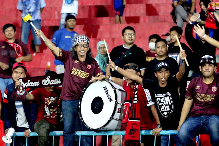 Pentolan suporter PSM Makassar Daeng Uki saat mendukung tim pertandingan ketiga babak penyisihan Grup D Piala Presiden 2022 melawan Persik Kediri yang berakhir dengan skor 0-0 di Stadion Kanjuruhan Kepanjen Kabupaten Malang, Minggu (19/6/2022) malam.