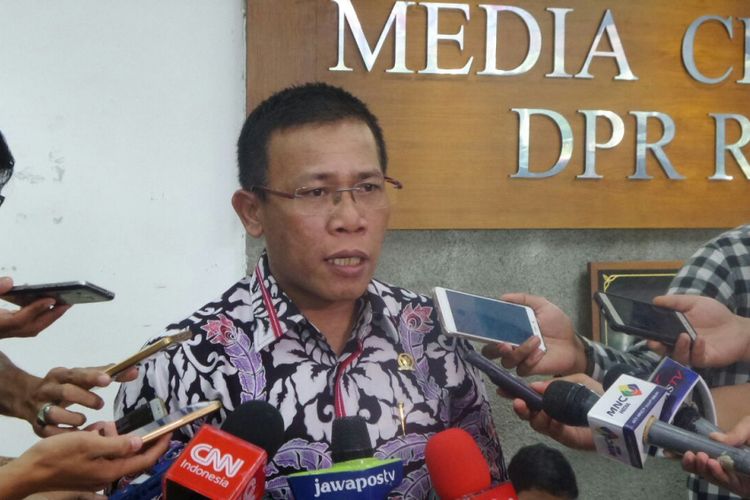 Politisi PDI-P Masinton Pasaribu saat berada di Kompleks Parlemen, Senayan, Jakarta, Rabu (23/8/2017).