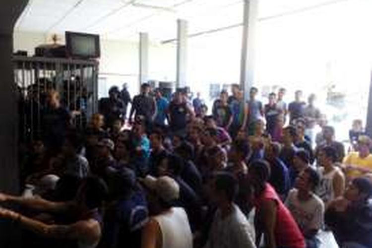 Puluhan tahanan Lapas Kelas II A Banceuy, Bandung, Jawa Barat, saat berdialog dengan Menteri Hukum dan HAM, Yasonna Laoly, pasca insiden kerusuhan pada Sabtu (23/4/2016) pagi.