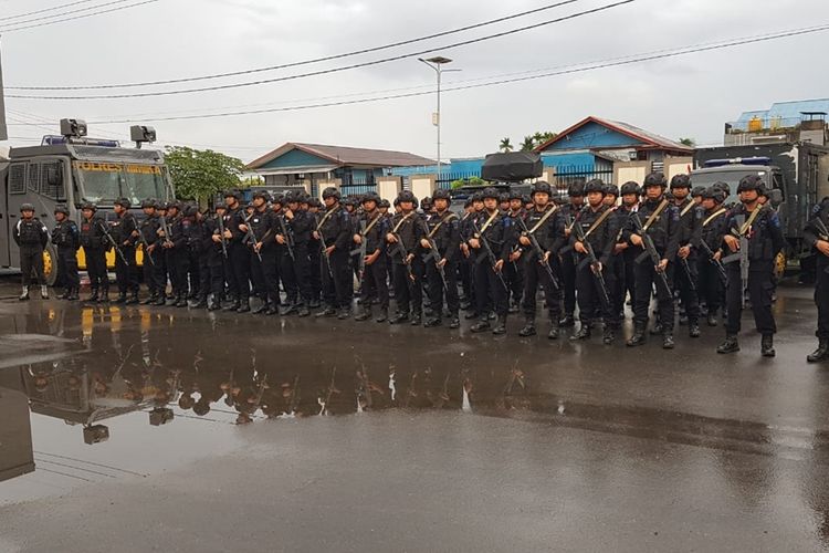 Personel Brimob BKO Polres Mimika ketika mengikuti apel pasukan yang di pimpin Kapolda Papua Irjen Pol Paulus Waterpauw di halaman Kantor Pelayanan Polres Mimika, Minggu (13/10).