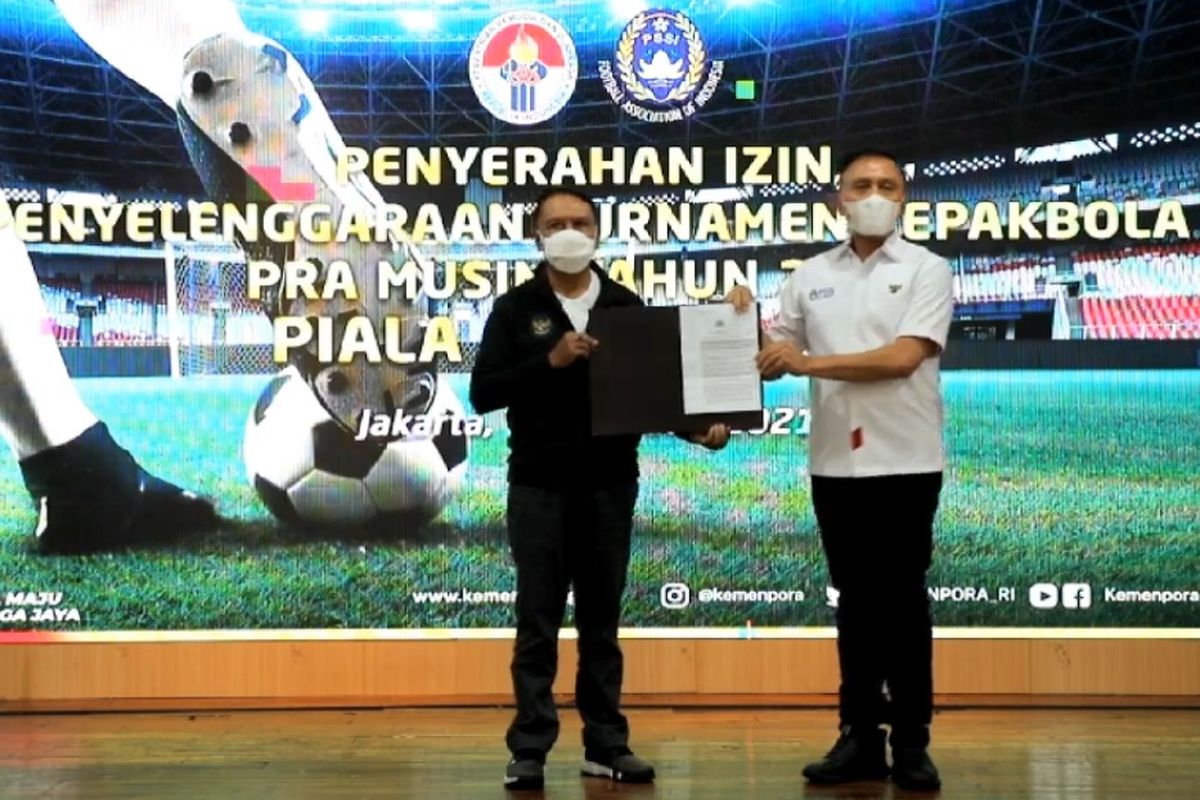 Izin tertulis dari Polri secara resmi telah diserahkan oleh Menpora Zainudin Amali kepada Ketua Umum PSSI, Mochamad Iriawan, di Jakarta, Jumat (19/2/2021) siang WIB.
