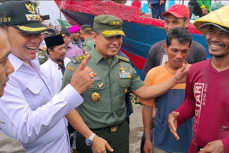 Deputi IV Bidang Pertahanan Negara Kemenko Polhukam, Mayjen TNI Rudianto, bersama Wali Kota Tegal, Dedy Yon bersalaman dengan nelayan pantura saat pelepasan menuju perairan Natuna utara, di Pelabuhan Perikanan Pantai Tegalsari Kota Tegal, Jawa Tengah, Rabu (4/3/2020)