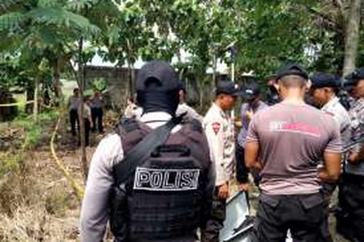 Petugas kepolisian saat mengamankan lokasi ledakan 