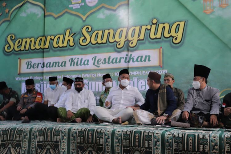 Bupati Gresik Fandi Akhmad Yani (tengah), pada saat menghadiri tradisi Sanggring kolak ayam di Desa Gumeno, Kecamatan Manyar, Gresik, Minggu (24/4/2022).