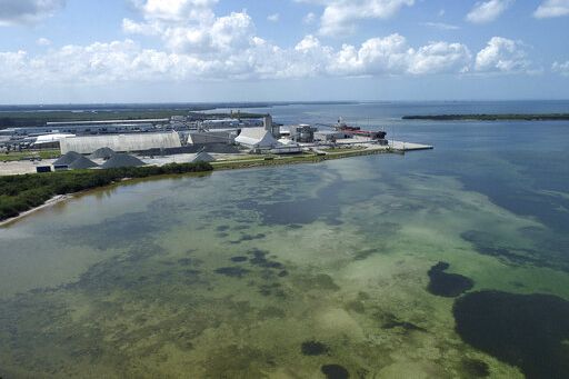 Kolam Penyimpan Limbah Terancam Jebol, Florida Umumkan Keadaan Darurat