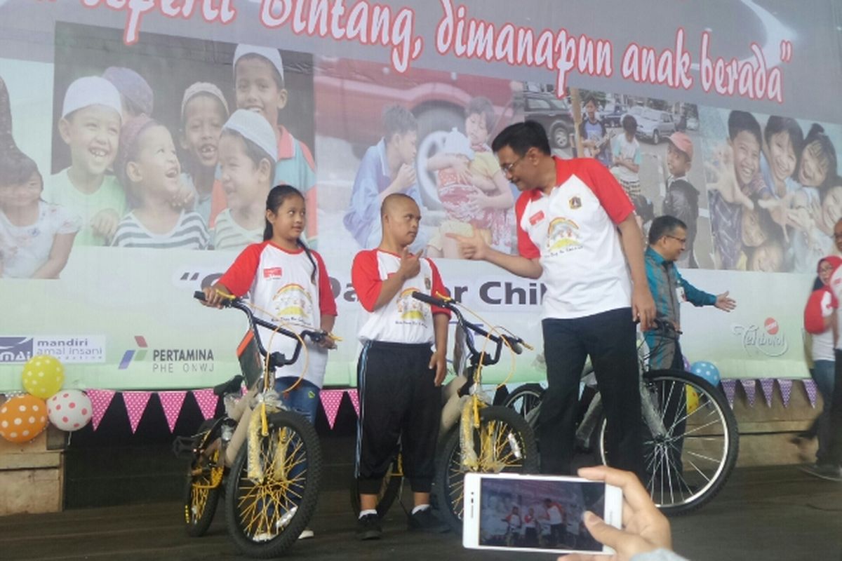 Gubernur DKI Jakarta Djarot Saiful Hidayat membagikan sepeda untuk anak panti asuhan di Dufan, Rabu (23/8/2017). 