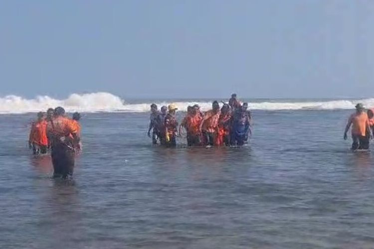 Evakuasi korban laka laut di Pantai Watu Kodok, Gunungkidul. Selasa (24/6/2025)