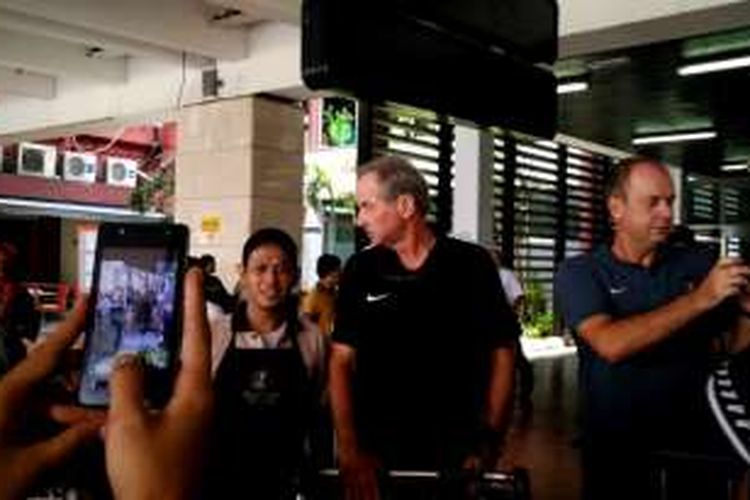 Pelatih tim nasional indonesia, Alfred Riedl, berfoto dengan fans seusai tiba di Bandara Soekarno-Hatta, Tangerang, Sabtu (26/11/2016). 