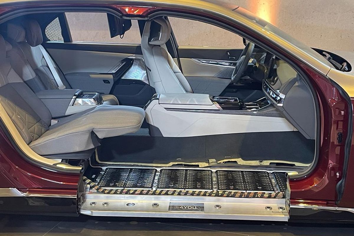 BMW i7 dilengkapi dengan baterai dan motor listrik dengan daya jelajah hingga 600km