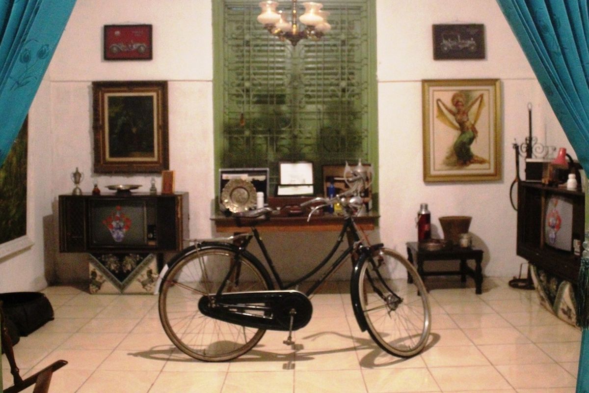 Salah satu sudut ruangan di cagar budaya Bumi Ageung Cikidang, Kabupaten Cianjur, Jawa Barat berikut benda-benda bersejarah yang masih terawat baik.