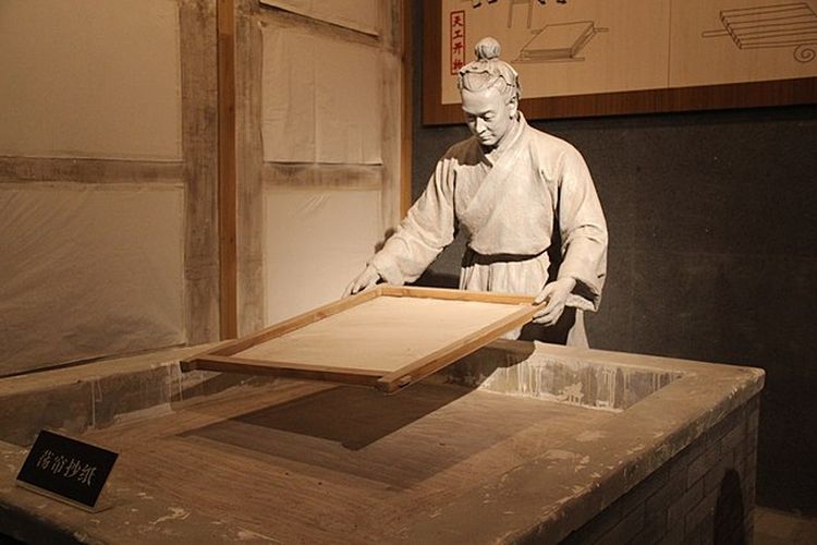 Ilustrasi sejarah pembuatan kertas pada zaman Dinasti Han di China, yang diambil di Chinese Writing Museum, Anyang. [Via Wikimedia Commons]