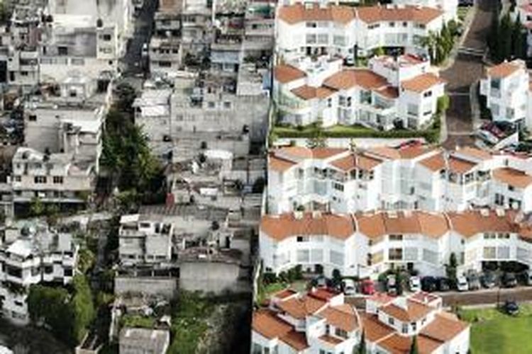 Kemiskinan dan kemakmuran hidup berdampingan di kota-kota di Meksiko. Batas antara kemiskinan dan kemewahan terlihat tipis meskipun nyata dan mencolok keberadaannya.