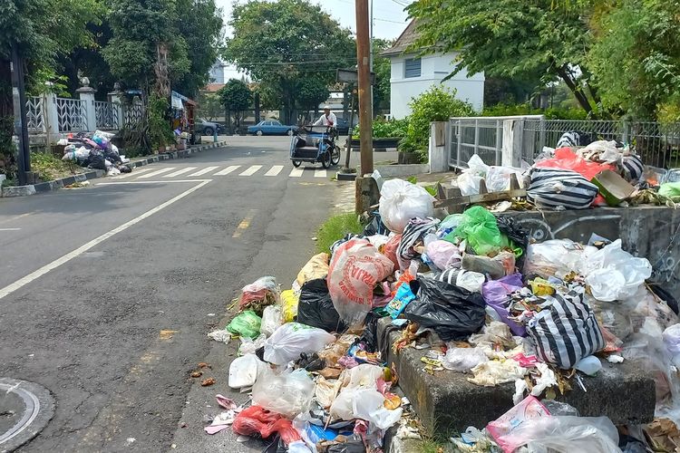 Sampah menggunung di Jalan Ungaran Kotabaru, Kota Yogyakarta, Senin (24/7/2023)