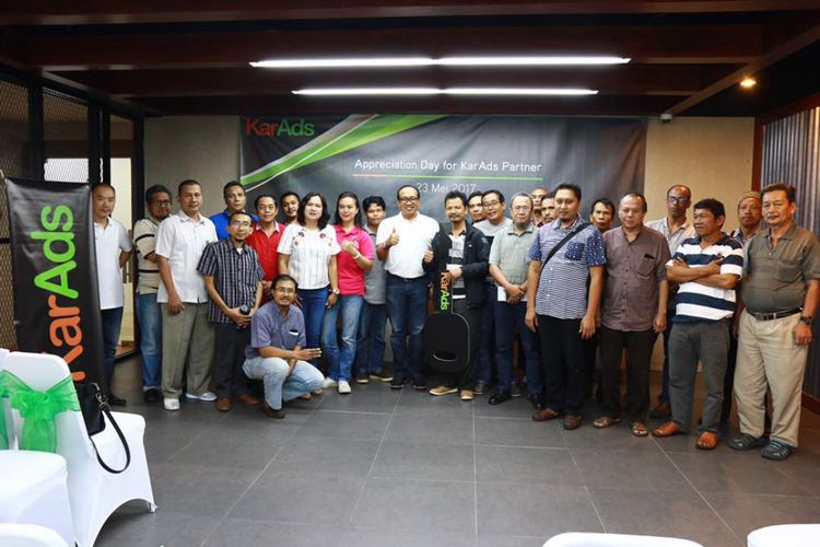 Founder dan CEO Karads I Made Harta Wijaya berfoto bersama mitra pengemudi yang menjadi  pemenang Sahata Situmorang (tengah), dari Karawang dimana dianggap memiliki Kilometer terpanjang dibanding Mitra Karads lainnya di Jakarta, Selasa (23/5/2017).