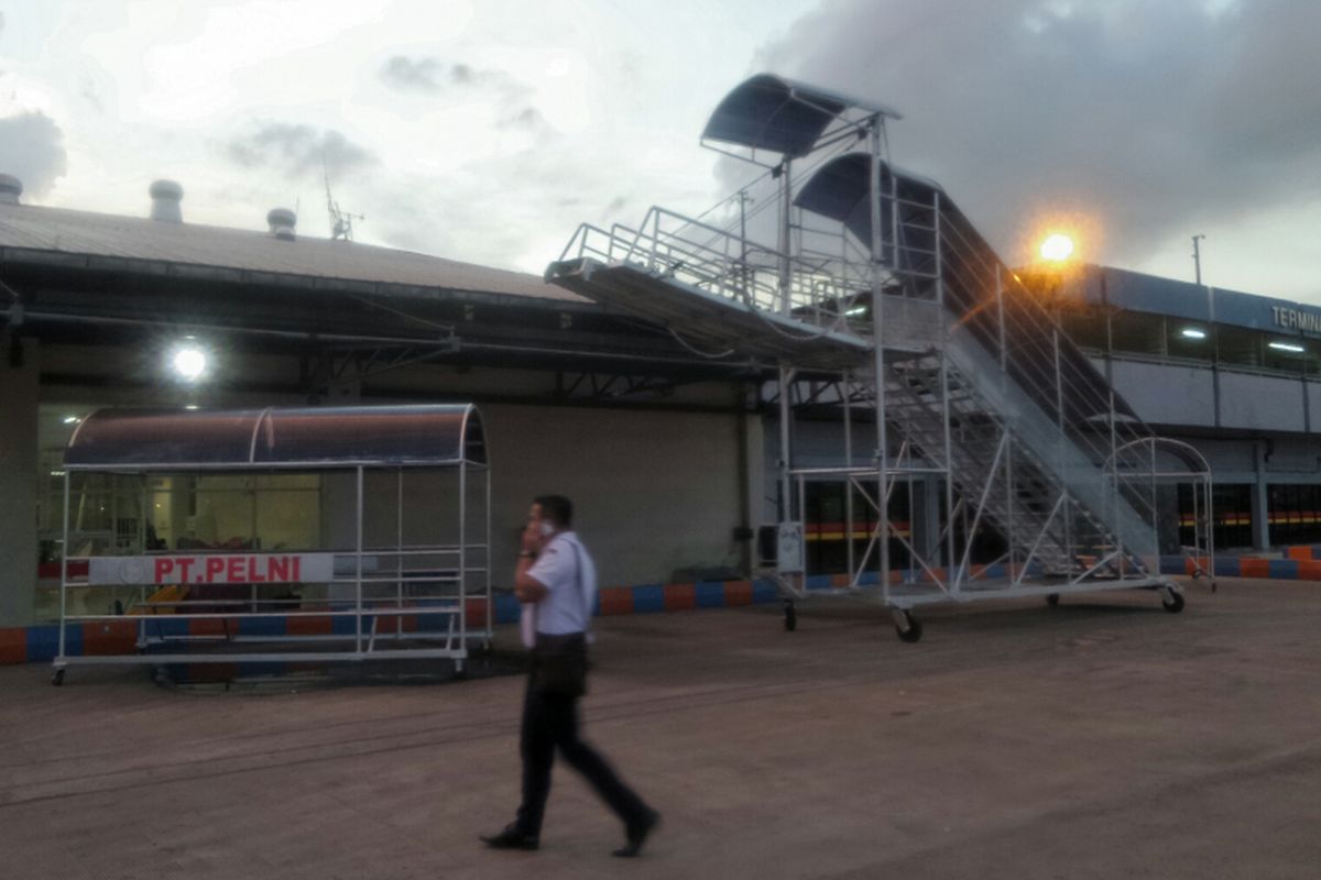 Tangga manual yang digunakan untuk menaikkan dan menurunkan penumpang kapal di pelabuhan Tanjung Priok