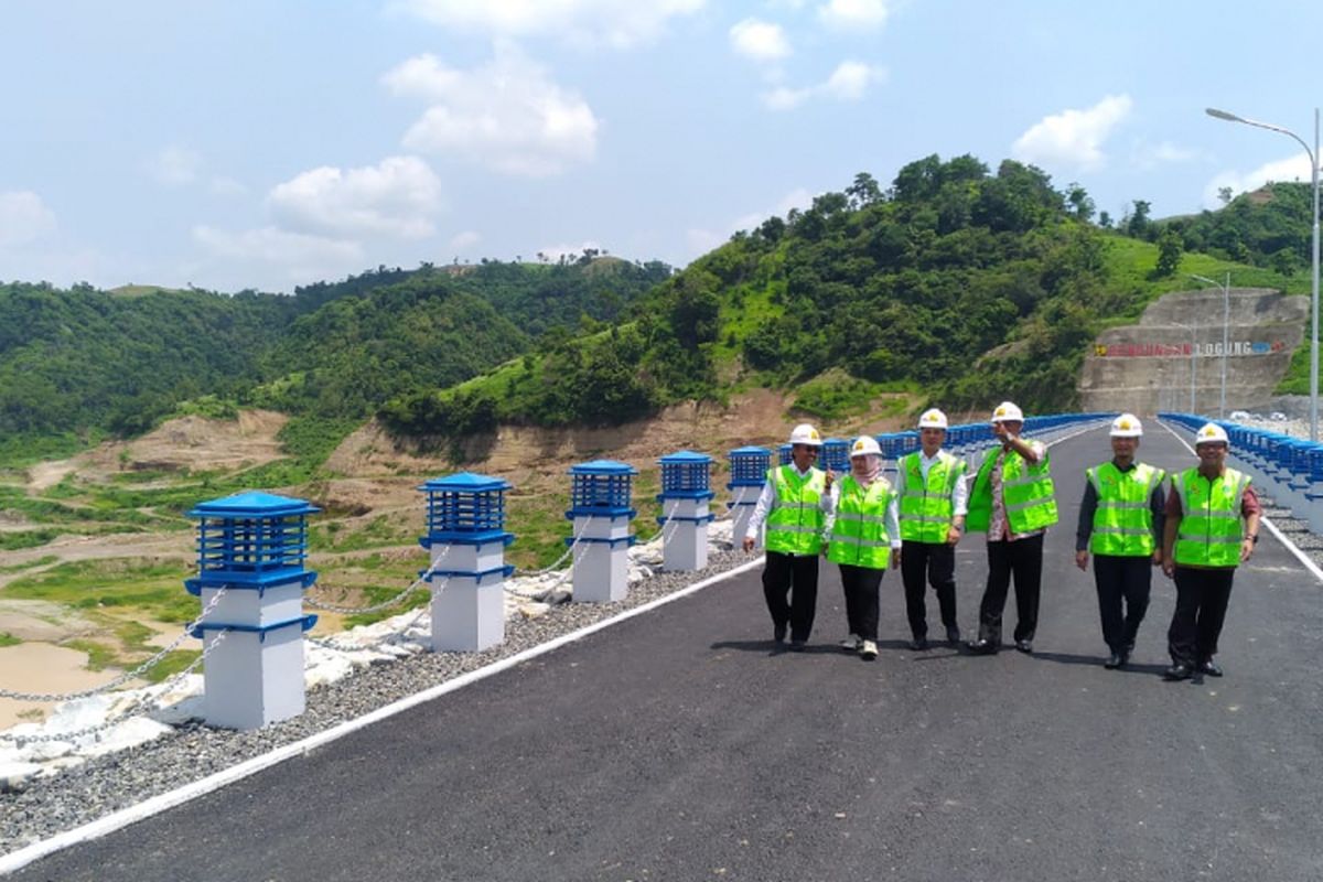 Caption foto : Sejumlah pejabat dari Kementerian PUPR dan Bupati Kudus berikut melintas di kawasan Bendungan Logung, Kecamatan Jekulo, Kabupaten Kudus, Jateng saat kegiatan pengisian awal air (Impounding), Selasa (18/12/2018).?