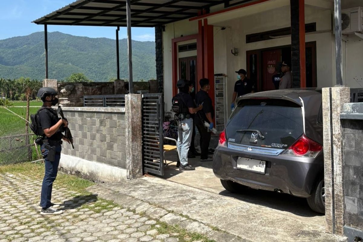 Detasemen Khusus (Densus) 88 Antiteror Polri menangkap dua Aparatur Sipil Negara (ASN) di Aceh karena diduga terlibat jaringan terorisme, Selasa (5/8/2025).
