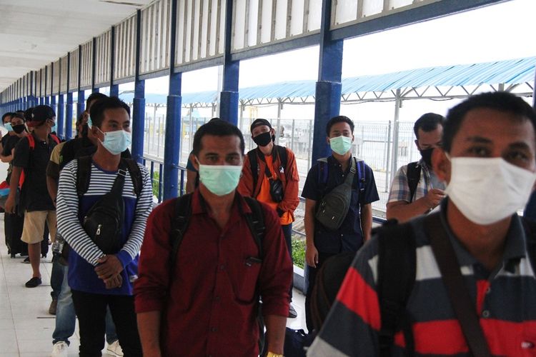 Sejumlah WNI terdampak lockdown di Malaysia akan dipulangkan ke Sumatera Utara dari Pelabuhan Bandar Sri Junjungan Dumai di Dumai, Riau, Selasa (31/3/2020). WNI terdampak lockdown pandemi wabah COVID-19 di Malaysia ke tanah air lewat Pelabuhan Dumai terancam tidak bisa pulang ke daerah asalnya seperti ke sejumlah kota di Sumut dan Sumbar yang sudah ada memberlakukan karantina daerah. ANTARA FOTO/Aswaddy Hamid/nz
