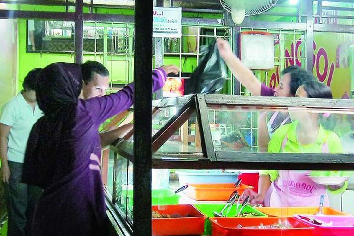 Sibuk melayani pembeli.