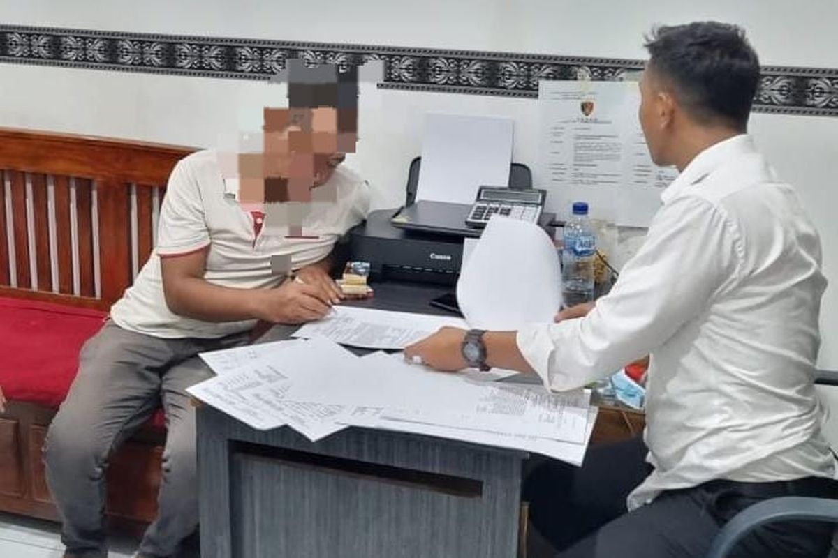 Kepala Desa Sukorejo, Kecamatan Rejoso, Kabupaten Nganjuk, Jawa Timur, berinisial AS (37), saat diintrogasi penyidik Polres Nganjuk belum lama ini