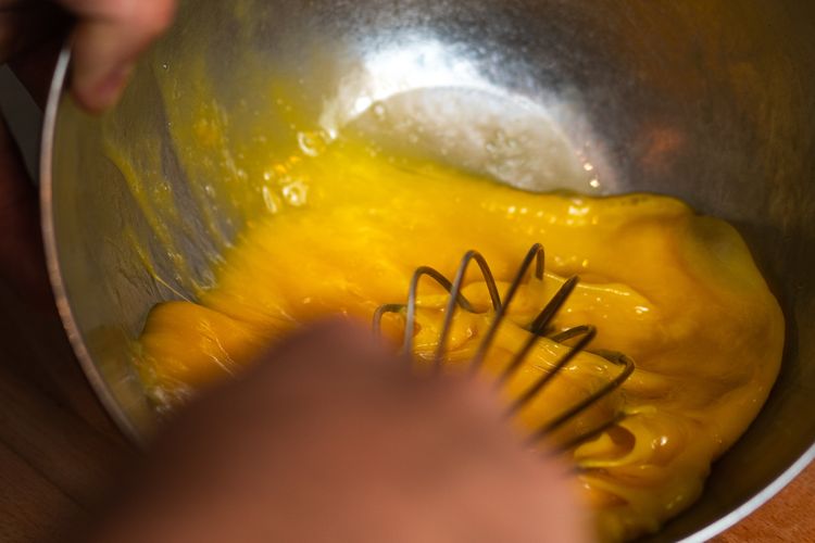 Untuk membuat eggnog, kuning telur dan gula dikocok terpisah dulu hingga mengembang.
