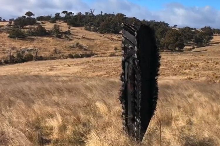 Sepotong logam hangus hitam berdiri di bidang padang rumput kuning Australia ditemukan petani diyakini adalah sampah luar angkasa bagian dari misi SpaceX.

