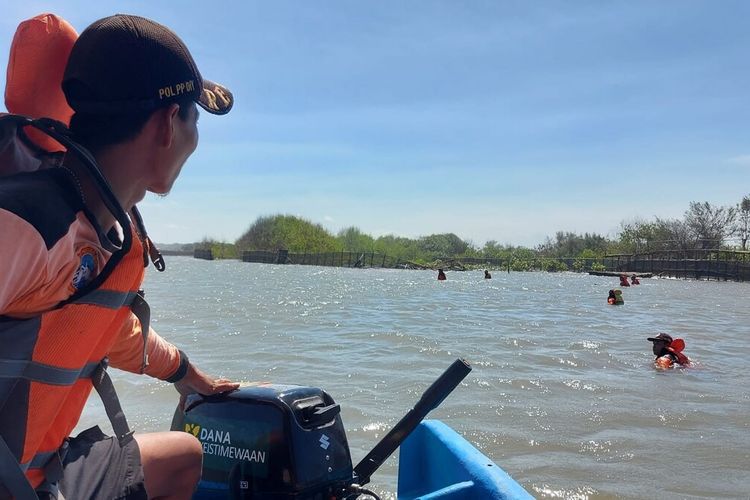 Tim SAR Gabungan melakukan pencarian pria tanpa identitas yang hilang di muara Sungai Opak, Bantul Kamis (4/8/2022)