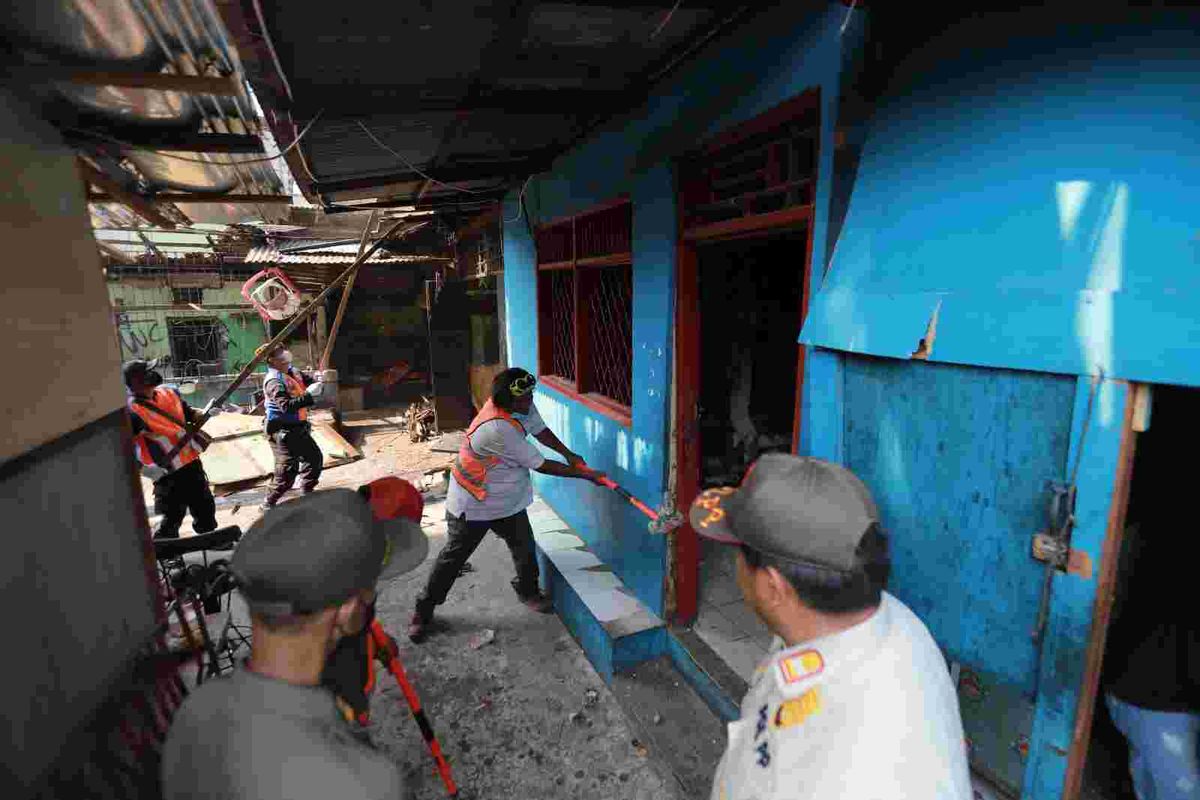 Petugas gabungan menertibkan bangunan liar di Gang Royal, RW 13, Kelurahan Penjaringan, Penjaringan, Jakarta Utara pada Rabu (20/9/2023). 