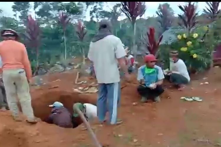 Warga Pekon Srigaluh, Kecamatan Sekincau, Kabupaten Lampung Barat bergantian menggali liang lahat untuk pemakaman pasien positif 10. (Foto: layar tangkap video)
