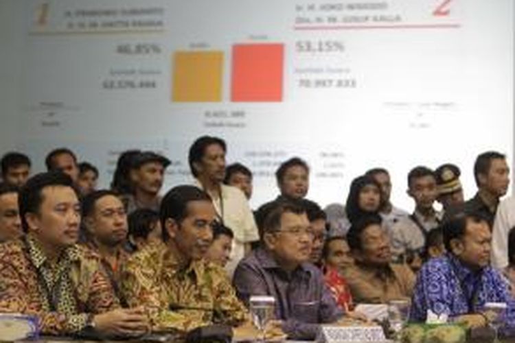 Pasangan calon presiden dan wakil presiden, Joko Widodo (Jokowi) dan Jusuf Kalla (JK) hadir pada pengumuman rekapitulasi hasil penghitungan perolehan suara peserta Pemilu Presiden dan Wakil Presiden 2014 di Kantor Komisi Pemilihan Umum (KPU), Jakarta, Selasa (22/7/2014) malam. KPU menetapkan Jokowi-JK sebagai pemenang Pilpres 2014 dengan memperoleh 53,15 persen suara.