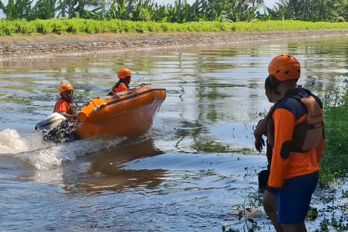 Petugas BPBD Lumajang melakukan pencarian pemotor tercebur ke Sungai Bondoyudo, Jumat (25/4/2025)