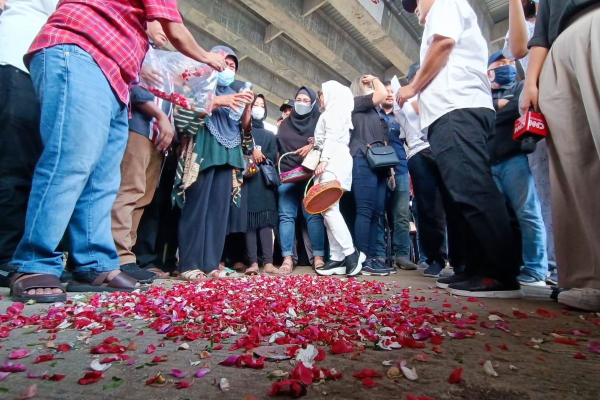 Keluarga korban tragedi kecelakaan maut truk Pertamina di Jalan Raya Alternatif Cibubur, Jatisampurna, Kota Bekasi (20/7/2022). Suasana haru menyelimuti keluarga saat prosesi tabur bunga dilaksanakan.