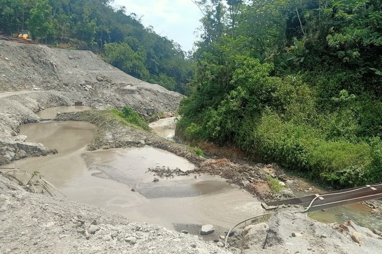 Air Limbah Pembuatan Terowongan 6-3 infrastruktur Kereta Cepat Jakarta-Bandung Cemari Sungai Cileuleuy yang sering dimanfaatkan warga Desa Puteran, Cikalong Wetan, Jawa Barat.