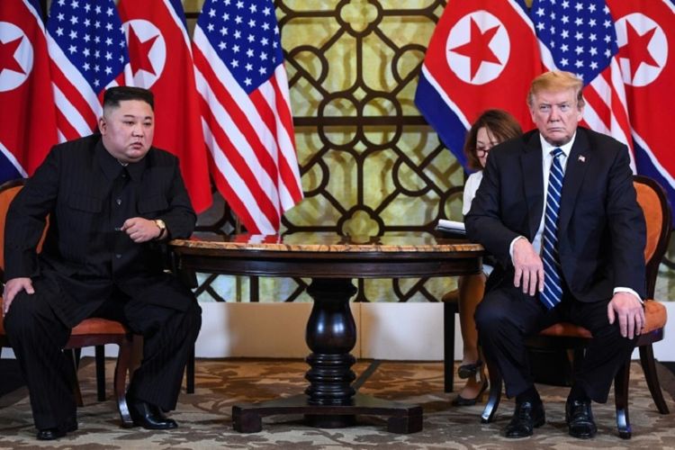 Pemimpin Korea Utara Kim Jong Un (kiri) dan Presiden Amerika Serikat Donald Trump dalam hari kedua pertemuan di Hotel Metropole Hanoi, Vietnam, Kamis (28/2/2019).