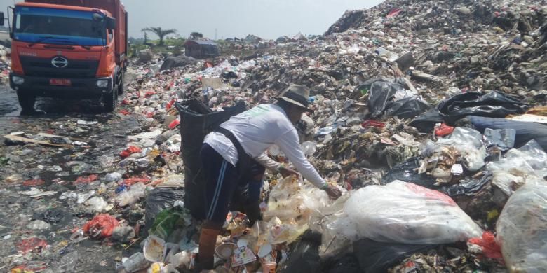 Ada ratusan pemulung yang setiap hari mengais sampah di TPST Bantargebang